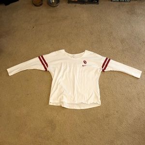 Women’s Nike Oklahoma Sooners shirt.